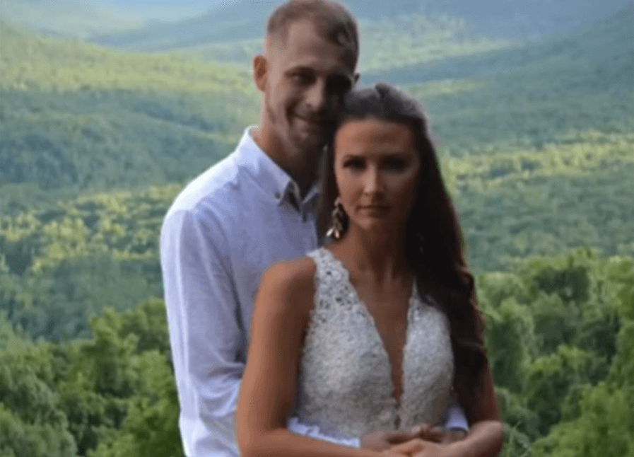 Noivos se arriscaram na beira do penhasco para tirar a foto perfeita; mas soltaram as mãos e termin… Ver mais